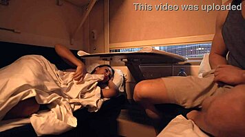 Jovem submissa tirando leite da pica do seu mestre