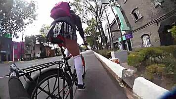 Ukázka sukýnky bez kalhotek při procházce městem