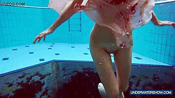 Wow! Heiße Kroatin Martina macht weiter mit geiler Bikini-Show am Pool