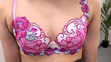 जापानी स्कूलगर्ल 18+ की छोटी नैचुरल टिट्स, फेक आइडल ऑडिशन में पहली बार सेक्स