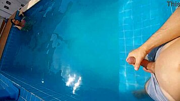 Estava Com Minha Meia-Irmã Na Piscina Ela Ficou Surpresa Com Meu Pau Duro E Ereto