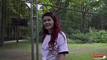 Κοκκινομάλλα οπαδός ποδοσφαίρου Mia May μαζεύεται για δημόσιο αναλ γαμήσι από Γερμανό σκάουτ στην προβολή