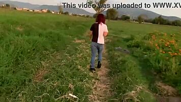 Sitna latina nerd se predaje tvrdem jebanju na javnom brijegu