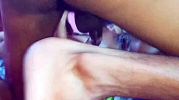 สาวน้ำตาลสองคนดูดและเย็ดในกลุ่มสี่คนสุดวาย