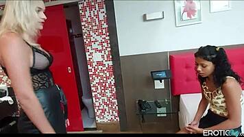 Underdånig slav uthärdar fot-slick session