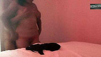 Mujer tímida inocente no le gusta coger con la luz prendida pero luego de estar ella muy caliente recibe sexo duro que la hace gritar y gemir