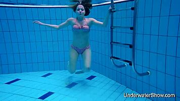 Jeune fille sexy de 18 ans révèle son corps superbe dans un spectacle sous-marin