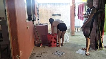 Minha Esposa Saiu e a Empregada Não Resistiu Meu Pau Ereto