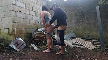 Comendo garota gostosa nos fundos do sítio na festa.