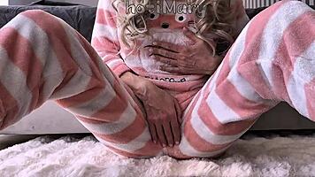 Hey, watch this Asian teen 18+ finger her hairy pussy to a close-up squirt orgasm