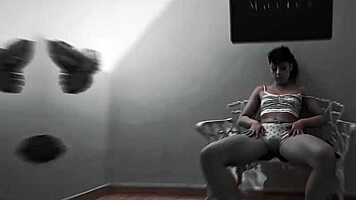 ninfetinha inocente se masturba e deixa o safado pronto pra meter com dedinho no cu