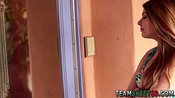 بنت تستمتع بدوش مريح مع لمسات حميمة