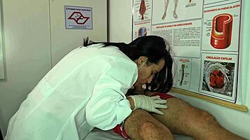 Enfermera excitada con erección del paciente