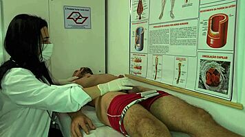 Enfermera excitada con erección del paciente