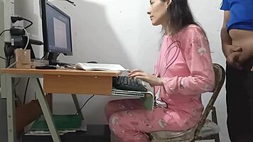 Padrastro Interrumpe Mi Trabajo Para Derramar Semen En Pijama!