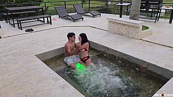 Stepmammas friare knullar mig, fångad av henne och styvpappa