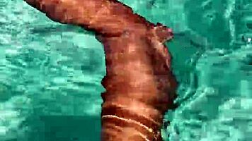 Čas debatovať a ukázať masívnu hračku pri bazéne. Pozri si drobnú 18+ ako zvláda monštrum!