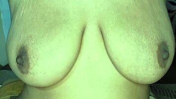 Λατρεύω Desi Alisha bhabhi να μαλακίζει βρεγμένο μουνί σε σκυλίσια με βυζιά να τσιμπλάνε