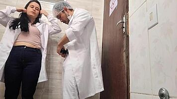 Seksowna pielęgniarka zakrada się do łazienki szpitalnej z lekarzem na głębokie ssanie