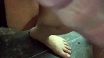 Sexo anal con la culona de mi madrastra en el ba�o
