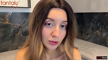 やだ、もう終わり!秘書が欲張りボスを拒否してタンタリードールを渡す