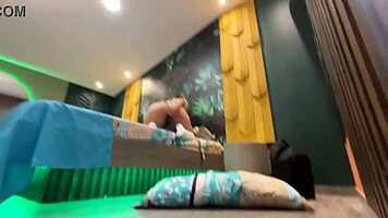 Padrastro pervertido mira furtivamente a su hijastra masturbandose y no se aguanta las ganas de meterle la verga en el culo