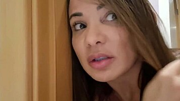 peguei meu meio primo no banho com um pauzão enorme!