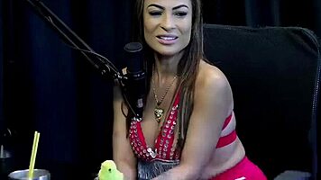 Belinha Baracho comments on content creators who love provoking swing houses and bad recordings in sheer red lingerie.
