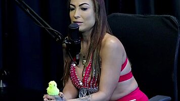 Belinha Baracho comments on content creators who love provoking swing houses and bad recordings in sheer red lingerie.