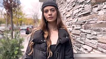 Bambola Latina Catturata in Situazione Compromettente con Link al Video