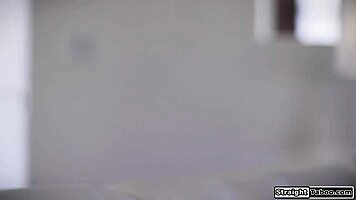 Cette brune baise vraiment son cousin flippant ?