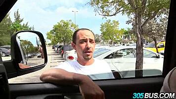 Courtney Cummz miluje čierny kokot vo verejnej scéne v autobuse!