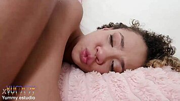 Hey Larinha Small, hamile genç 18+ 18+, derin anal ve çiş içmeyle iki büyük sik alıyor!