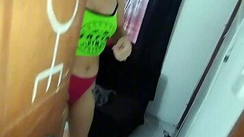 Oye que haces alli termine follando a mi vecina al ser descubierto espiando