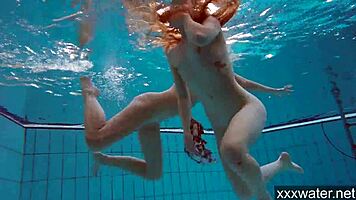 Russes chaudes nagent piscine nues