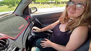 Сочная латино предлагает бензин или жопу в тачке