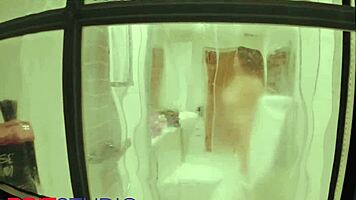 Du guckst deiner Nachbarin unter der Dusche zu.