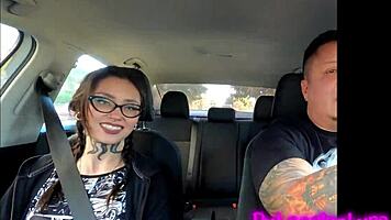 Chica Tatuada En Casting Ardiente Besos Y Acción Caliente En El Auto Rumbo Al Hotel