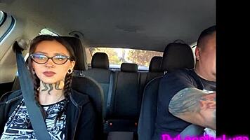 Chica Tatuada En Casting Ardiente Besos Y Acción Caliente En El Auto Rumbo Al Hotel