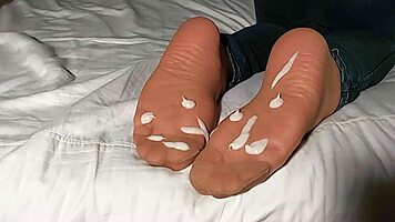 Compilation de pieds sublimes dans collants bronzés