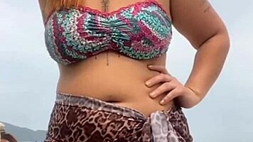 fiquei peladinha na praia e peguei no pau duro do cara