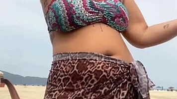 fiquei peladinha na praia e peguei no pau duro do cara