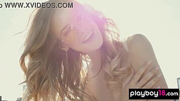 Petite blonde milf Olivia Preston presenteert haar onweerstaanbare naakte figuur