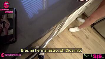 Hermanastra atascada en el lavado - subtitulado español