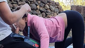 Riskantes Outdoor-Ficken mit 18+ Brünetter! Tiefenrachen, große Titten, Bent-over mit Monster-Schwanz zum Orgasmus