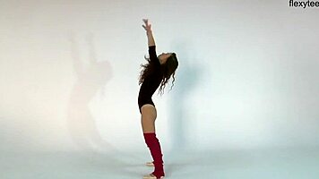 anna ocean, hot gymnast, stretches pussy in gym with small tits 😘🏋️♀️