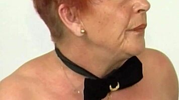 Ronda öreg német anyuka durva első anál szopást ad amatőröknek