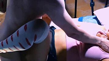 Sky Teen Skolepige Knepper Dristigt Sin Nørd Ven I Sit Værelse Mens Forældre Er Væk, Når Intens Orgasmus.