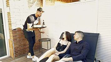 Threesome Mary Rock Tiene Sexo Con Su Novio Y El Camarero