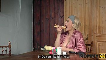 밀프 주방 테이블 위 남친 타고 올라탐